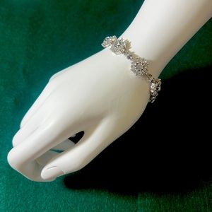 Sample - bracelet- rhodium plated+Swarovski Crystal inlay.  Canadian made.  NWT